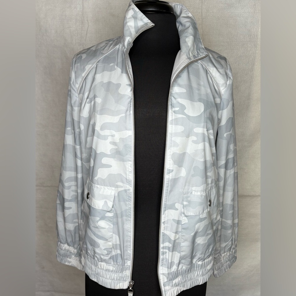 Chico’s Zenergy Gray Camo Zip-Up Lightweight Jacket Size 0 (US 4/6)